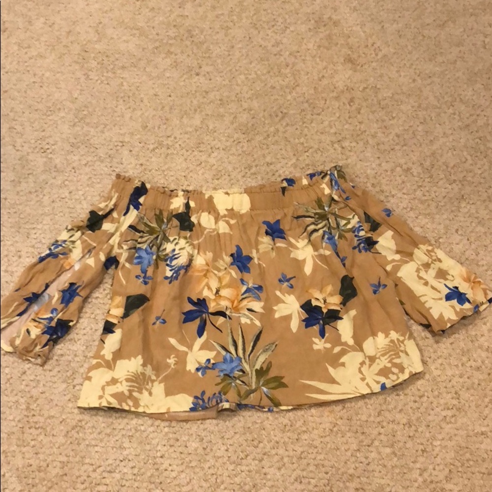 Off the shoulder floral print top. Size small.